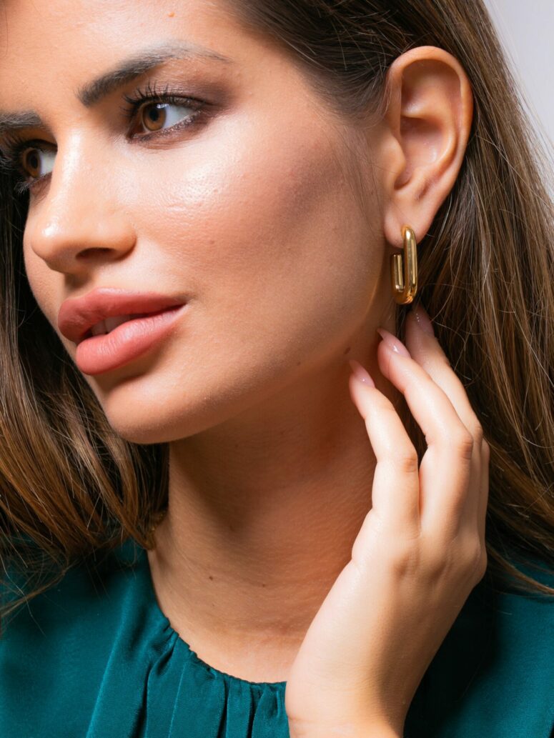 Vergoldete Creole in eckigem Design