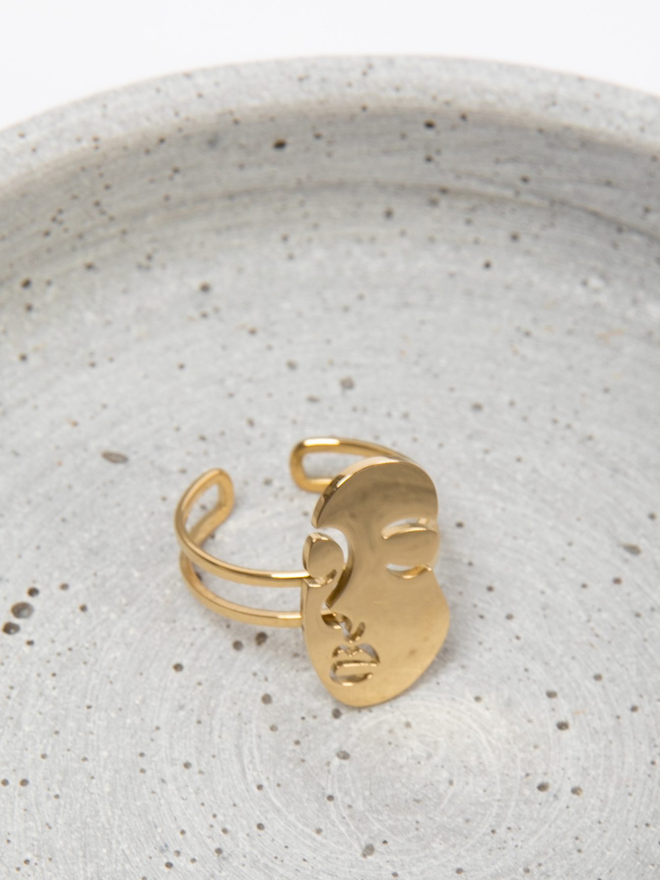 Goldfarbener Ring mit Gesichtsdesign